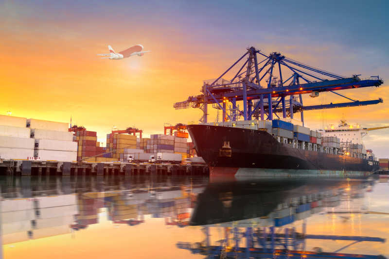 曙光集装箱码头装卸桥集装箱运输船舶及货机的物流运输及物流进出口背景及运输业