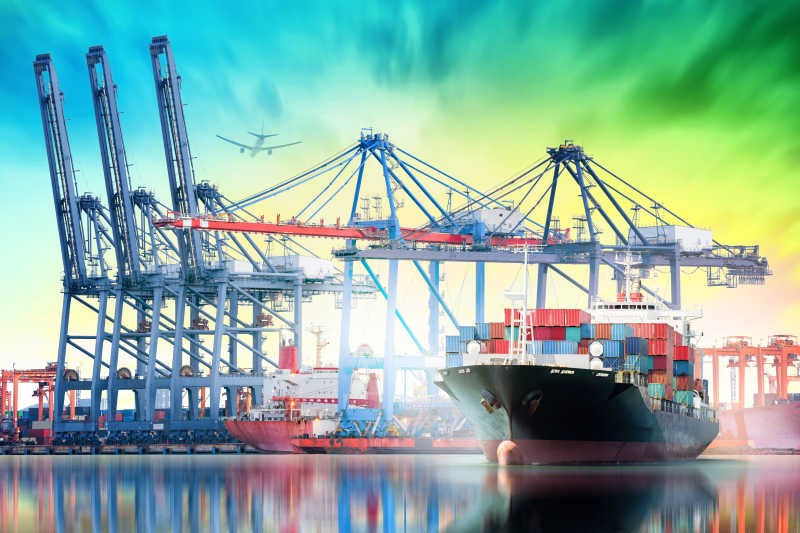 国际集装箱货运船舶和港口装卸桥的物流运输