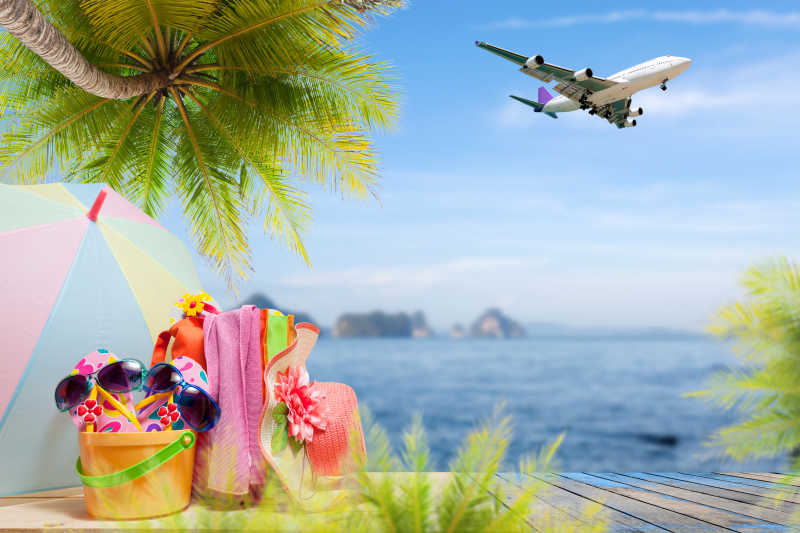 海滩棕榈树和客机在热带海岛上空登陆