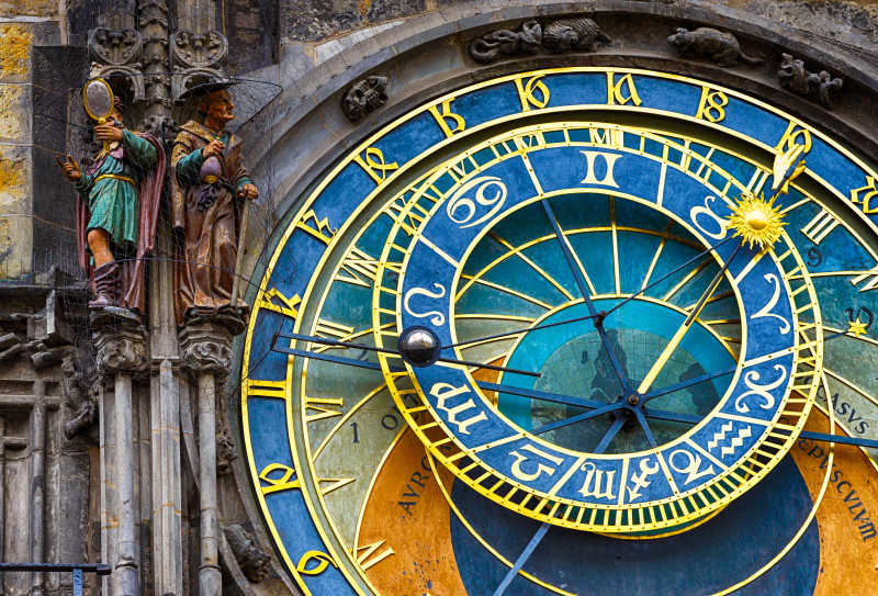 在古老的布拉格广场上的天文钟
