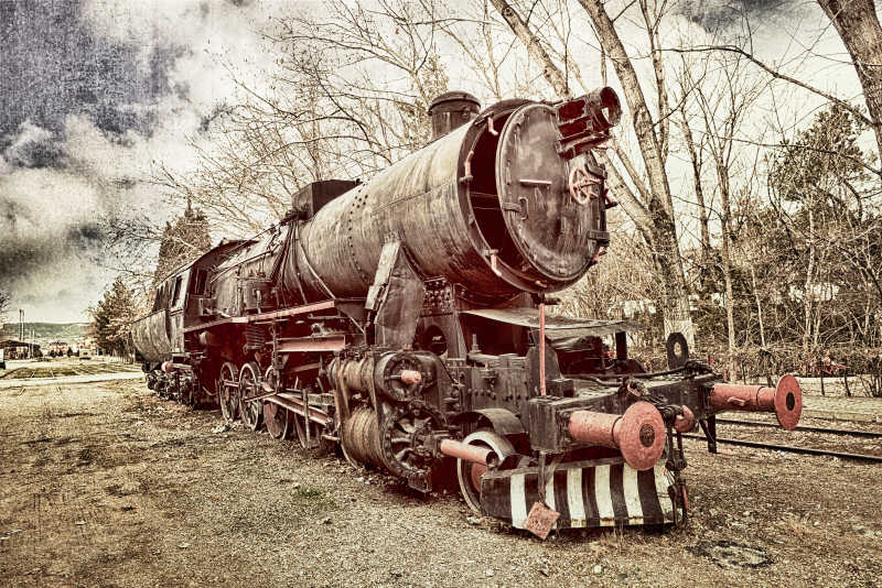 浅褐色背景下老式火车