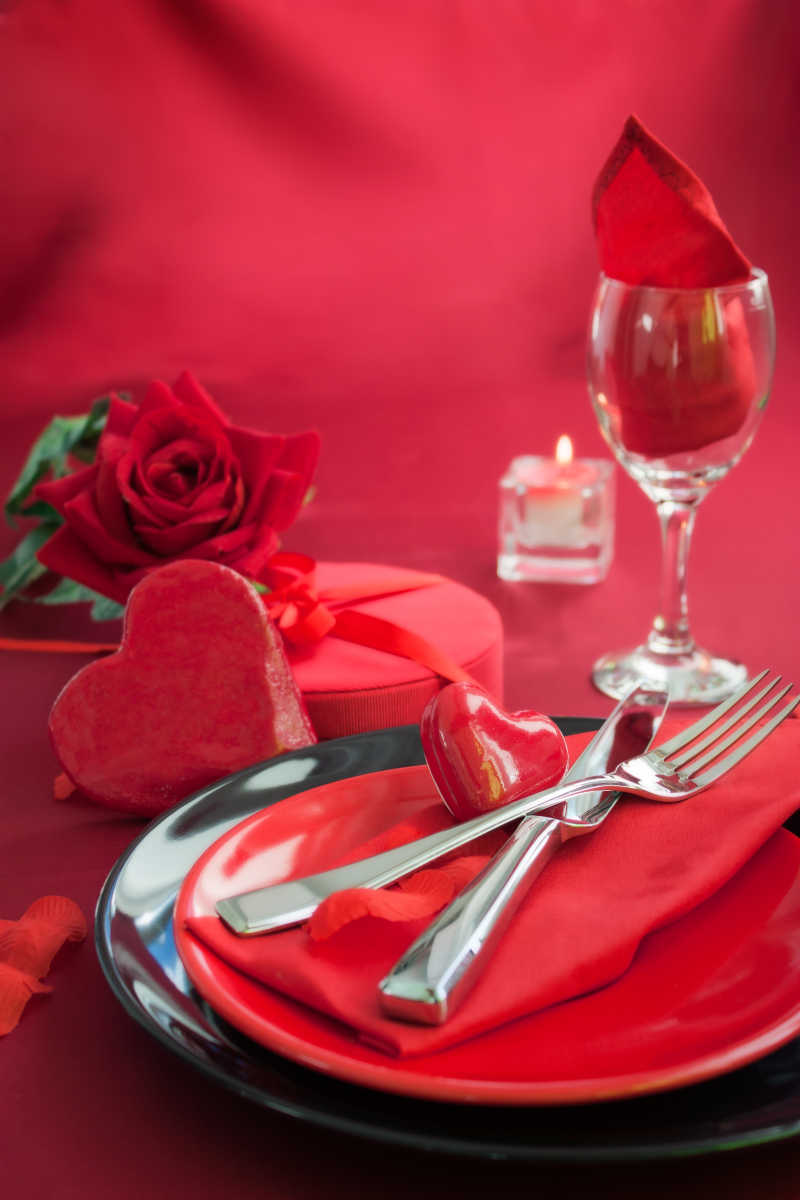 全红色浪漫的餐桌布置