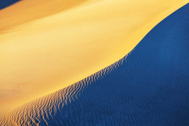 阳光下金黄色的沙丘