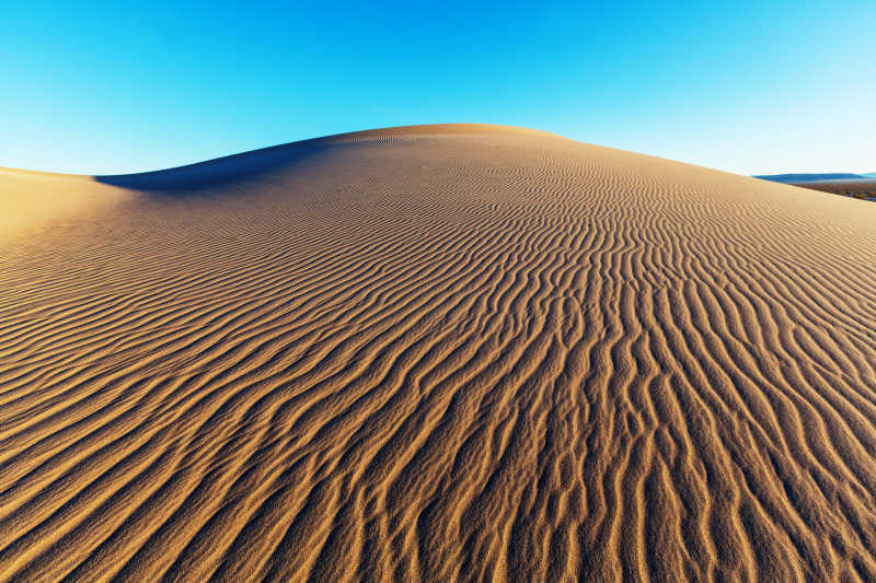干旱空旷的沙漠沙丘