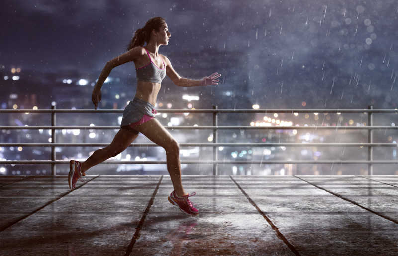 女人在雨中慢跑