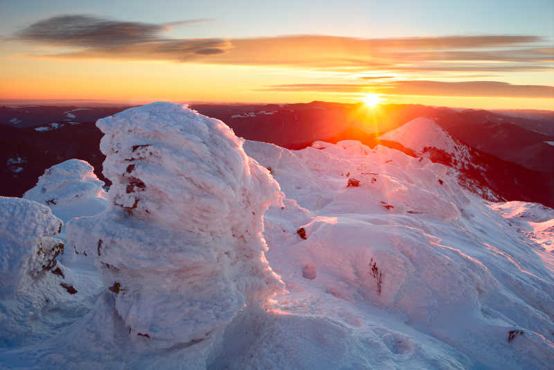 冬天的喀尔巴阡山脉岩石冰冷的雪