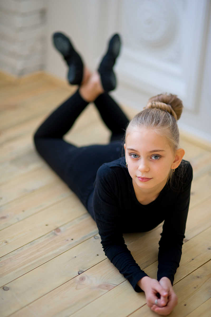 趴在地上的年轻芭蕾舞演员