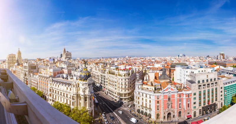 马德里西班牙首都全景俯瞰都市房子的天际线