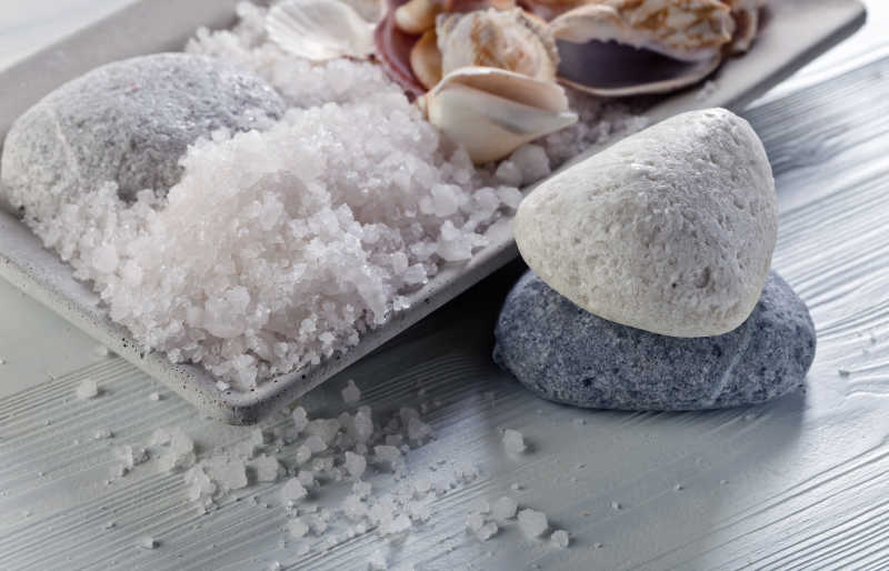 桌上的海盐与石头和贝壳