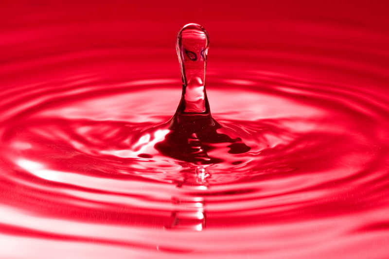 抽象的安静和平衡滴在红水中飞溅