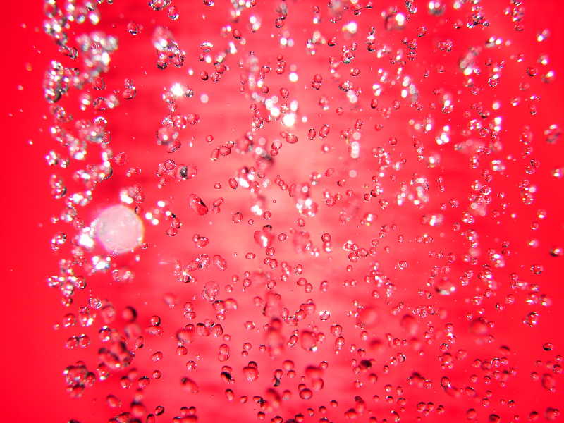 红色背景下显示出的红色水滴