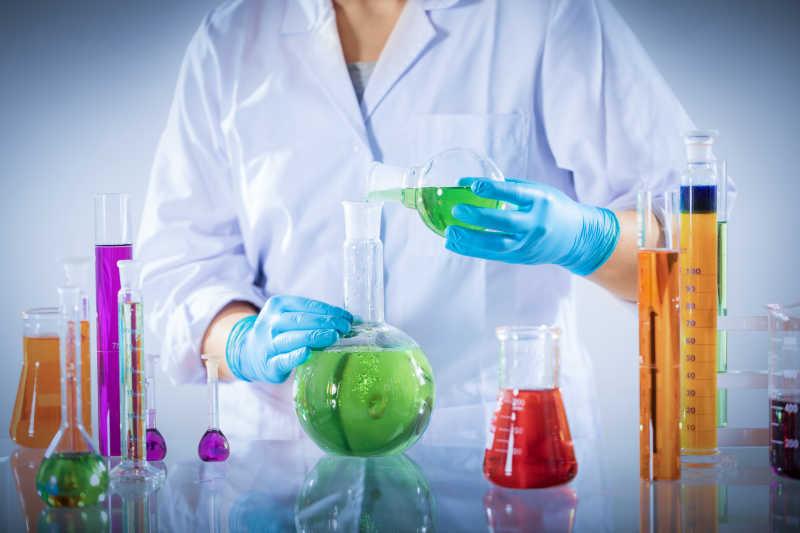 实验室工作人员混合化学液体样品