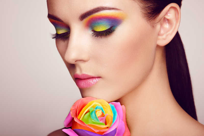 美丽时尚妆容彩虹眼影和玫瑰花