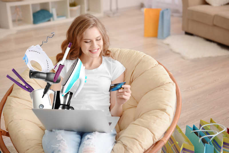 年轻女子在家里笔记本电脑在线购物