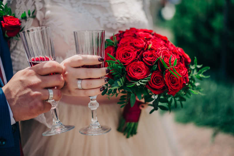 新娘新郎手里的捧花和红酒杯
