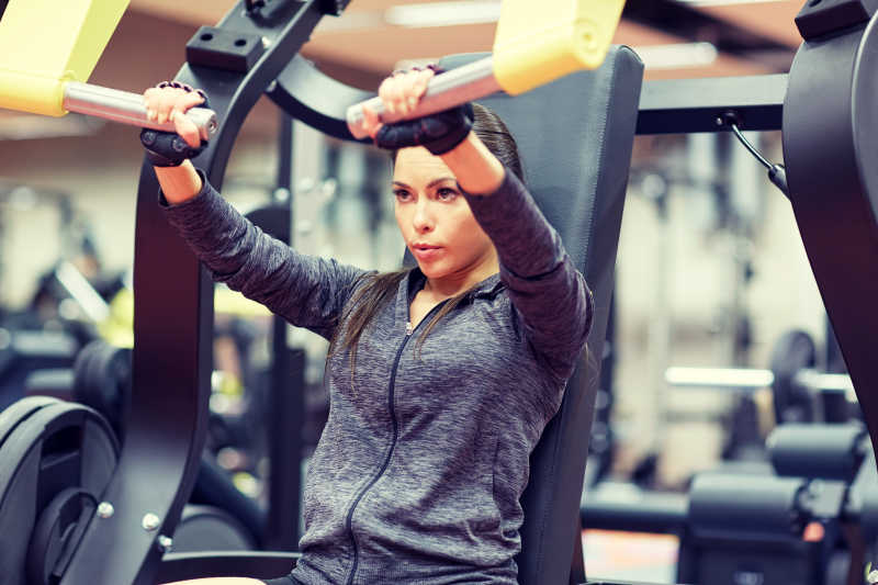 健身房用健身器材锻炼的女人