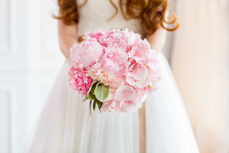 新娘手中粉色的捧花
