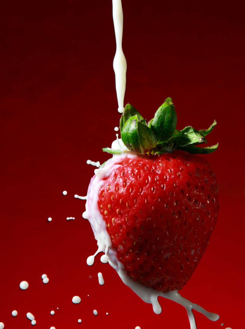 牛奶淋在草莓上的特写