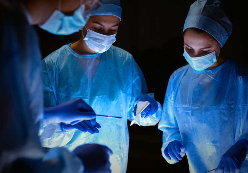 医院的专业团队外科医生正在做手术