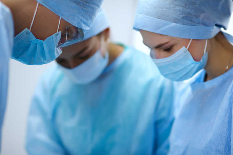 团队外科医生们正在手术室里专心的工作
