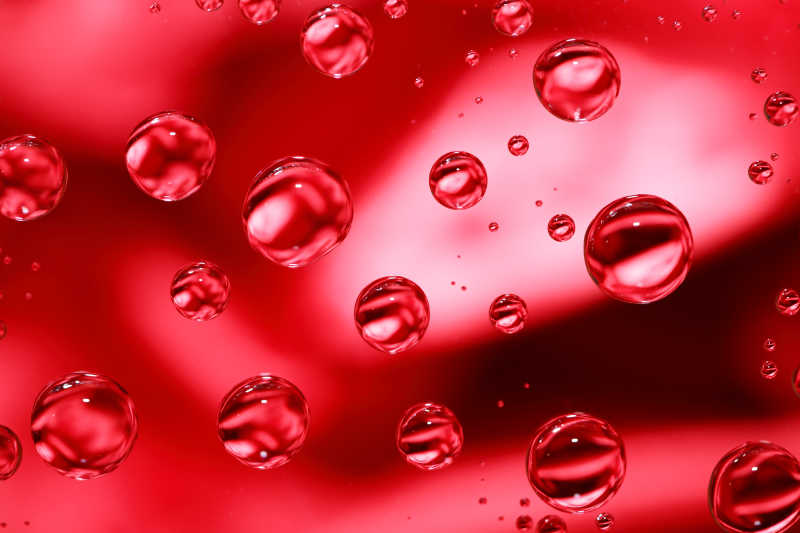虚化红色玫瑰前的小水滴