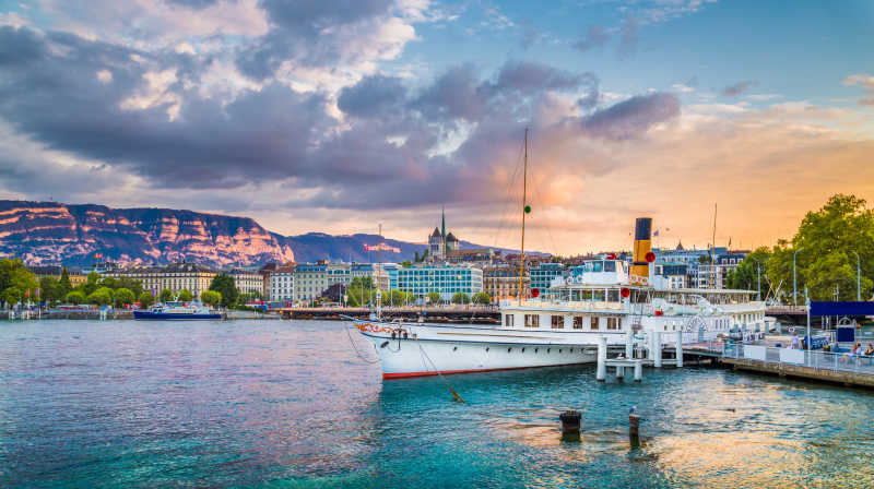 日内瓦的市中心在日落的背景下瑞士的明轮船