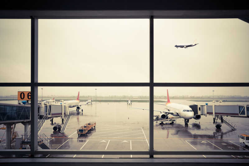 窗外的机场等待起飞的飞机