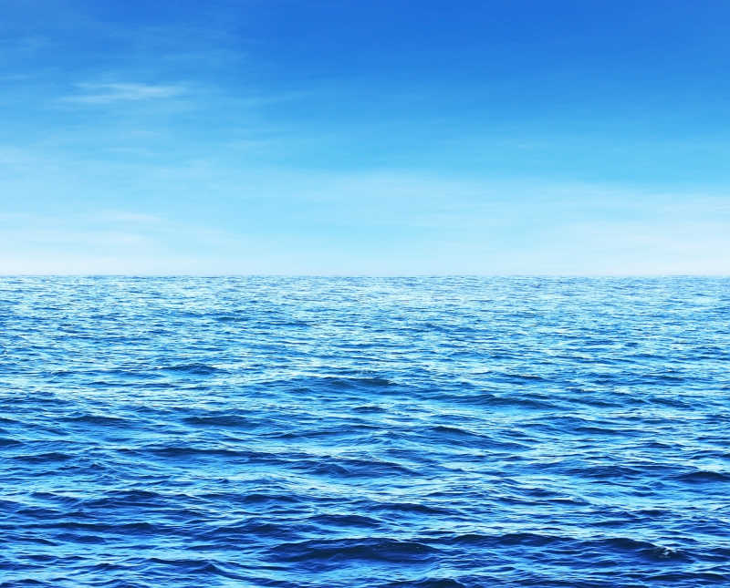 蓝色晴朗的海水自然景观表面