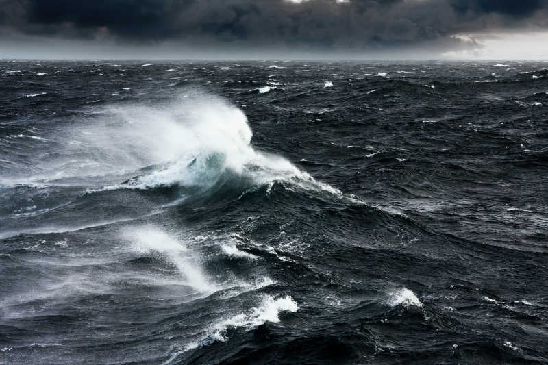强大的风暴吹起海面上的海浪