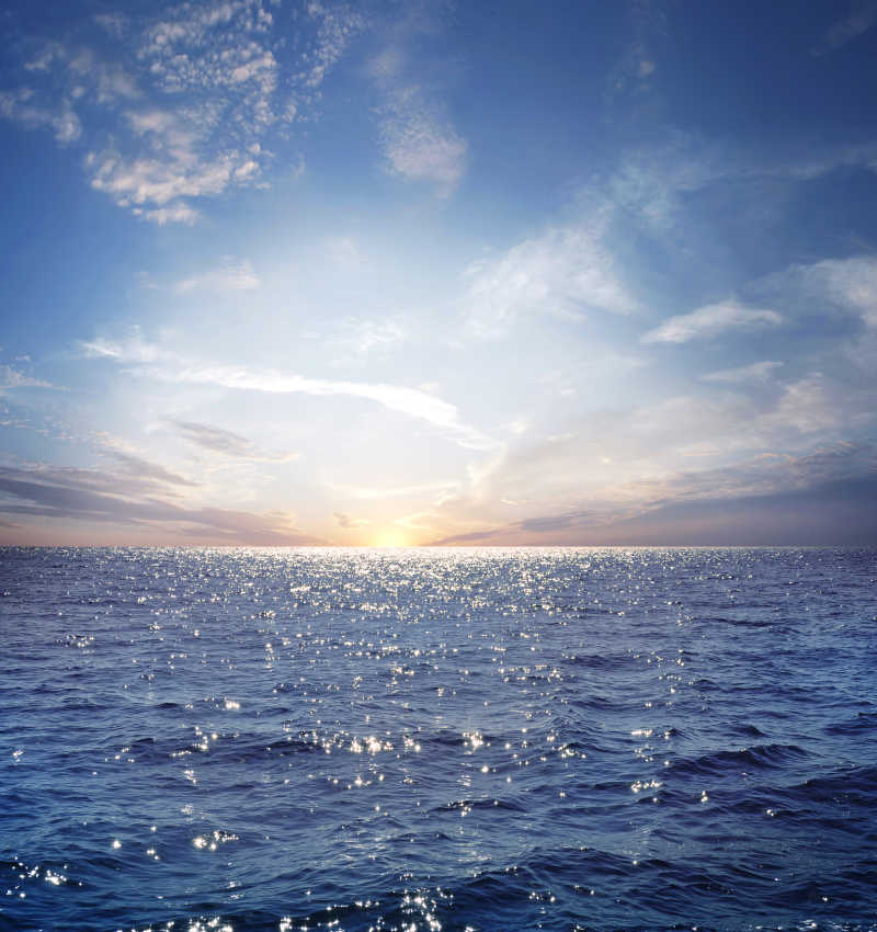 蓝色的大海地平线上升起的太阳