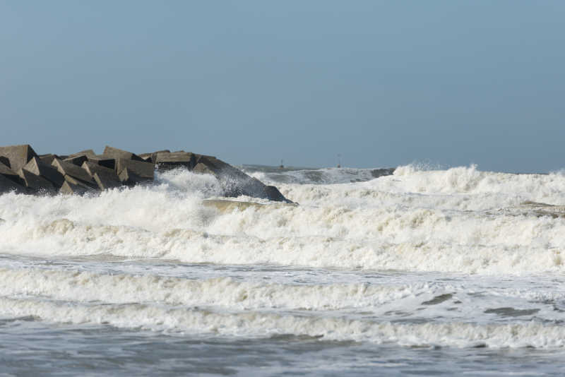 海边的岩石迎着海浪