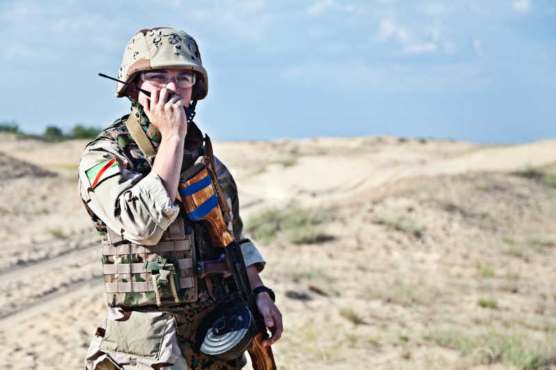 伊拉克士兵在沙漠里使用对讲机通信