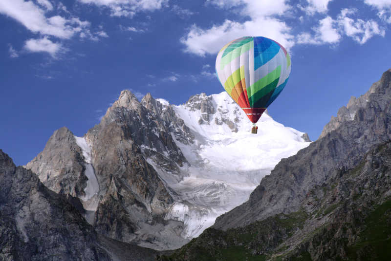 山间漂浮的热气球