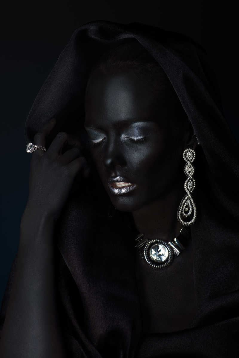 带钻石耳环黑人美女模特