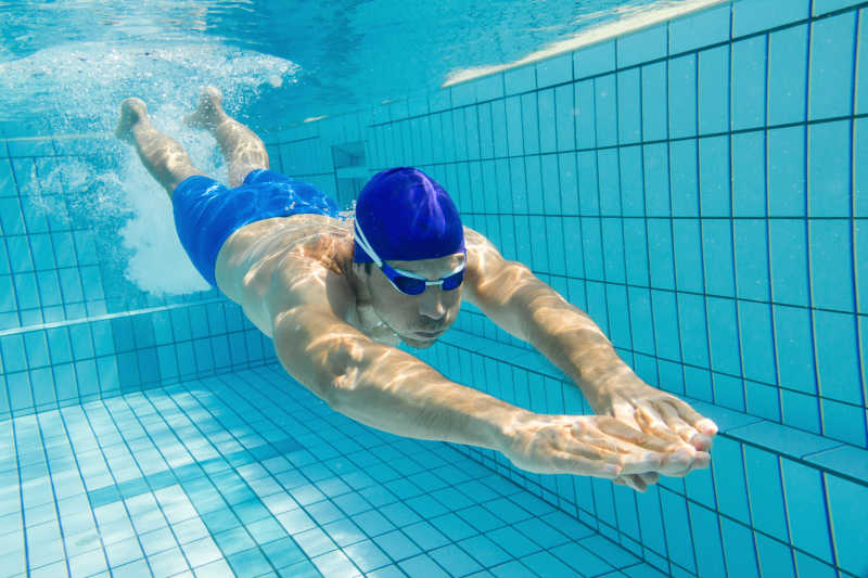 游泳运动员在潜水
