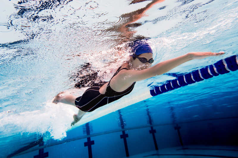 水下拍摄女游泳运动员比赛瞬间