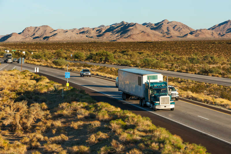 美国亚利桑那州I-10州际公路上的交通车辆