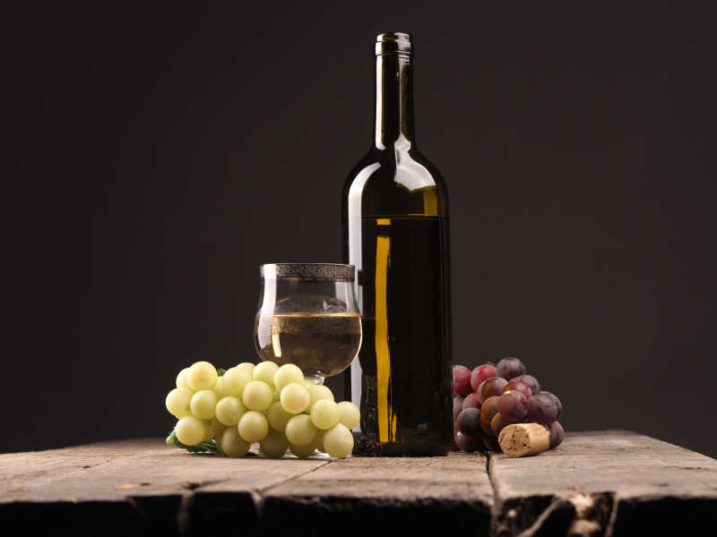 木桌上的葡萄葡萄酒