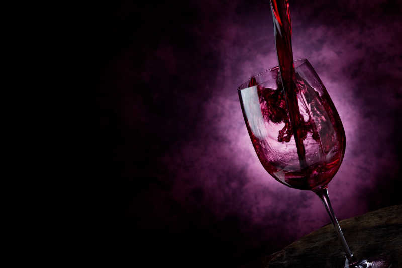 酒杯里面的红葡萄酒抽象表现