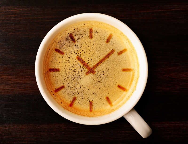 咖啡杯里的咖啡和表面时钟表盘状的咖啡沫