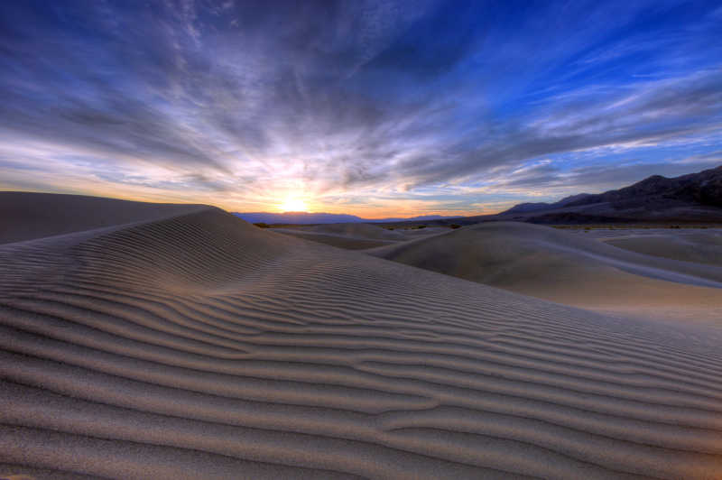黎明阳光下著名的沙漠