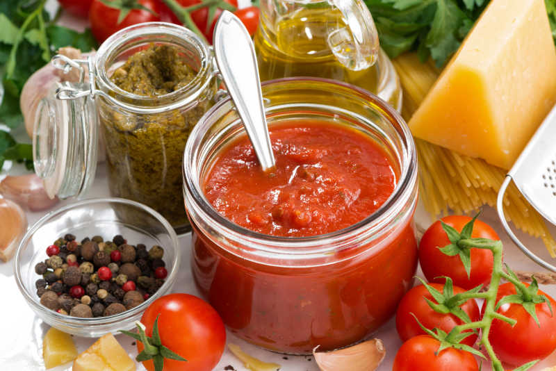 意大利面食特写番茄酱和配料