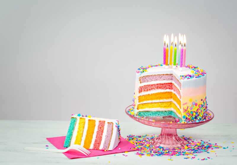 五颜六色的生日蛋糕与蜡烛