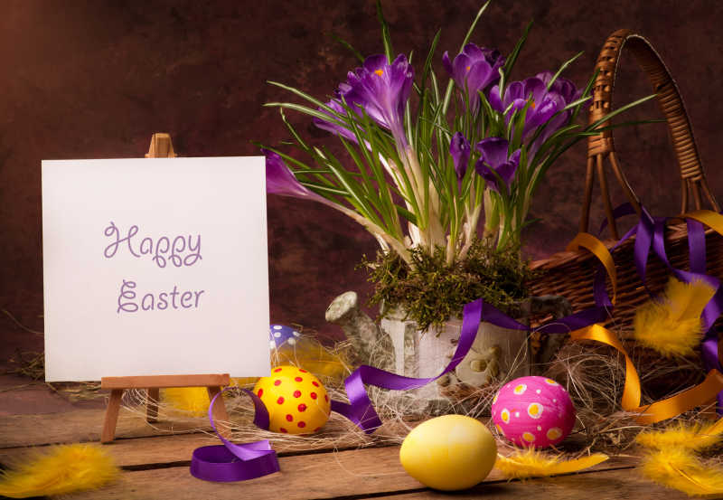 紫色花朵和复活节彩蛋