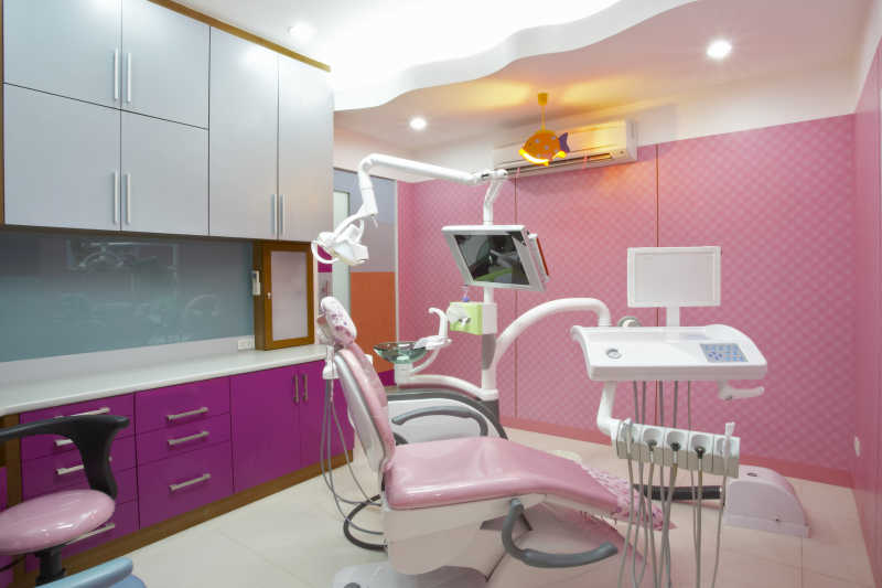 粉色装修的牙科诊所