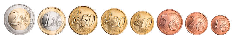 白色背景上的一排欧元硬币