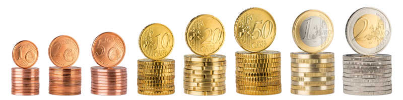 白色背景下的排放整齐的欧洲硬币