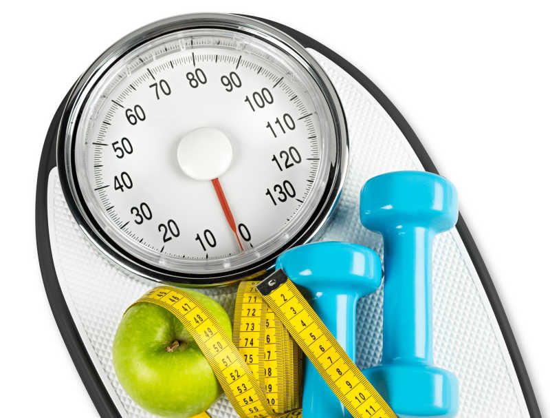 健康饮食和健身器材表达健康减肥概念