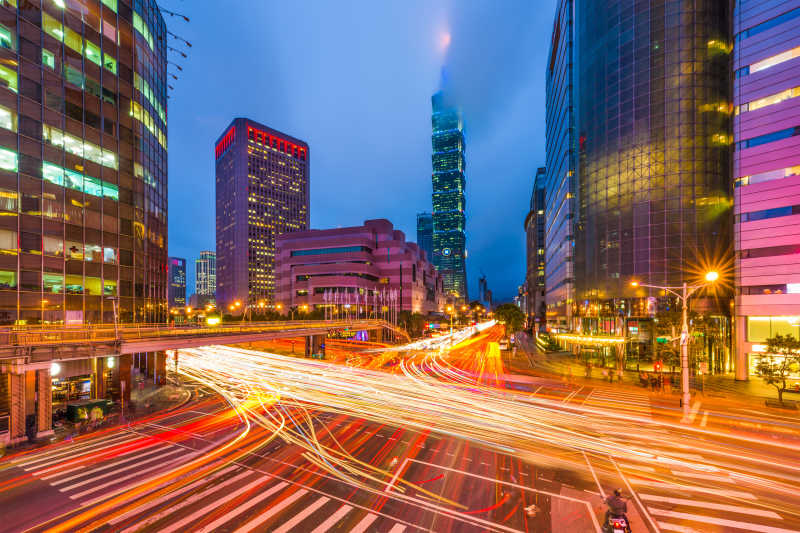 台北城市建筑下的十字路口