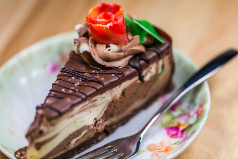木桌背景上切片的巧克力蛋糕